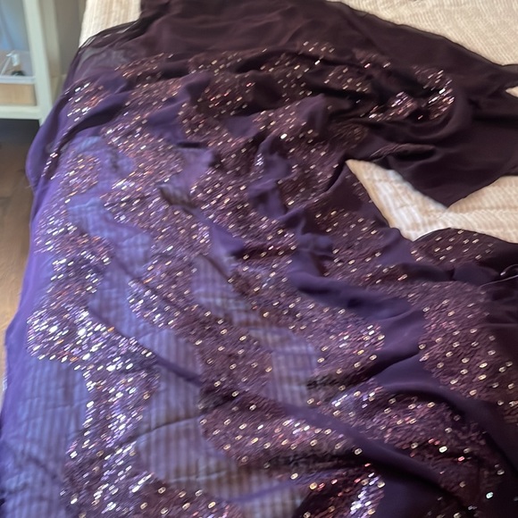 New in box wine color all over sequence sari - Picture 7 of 12